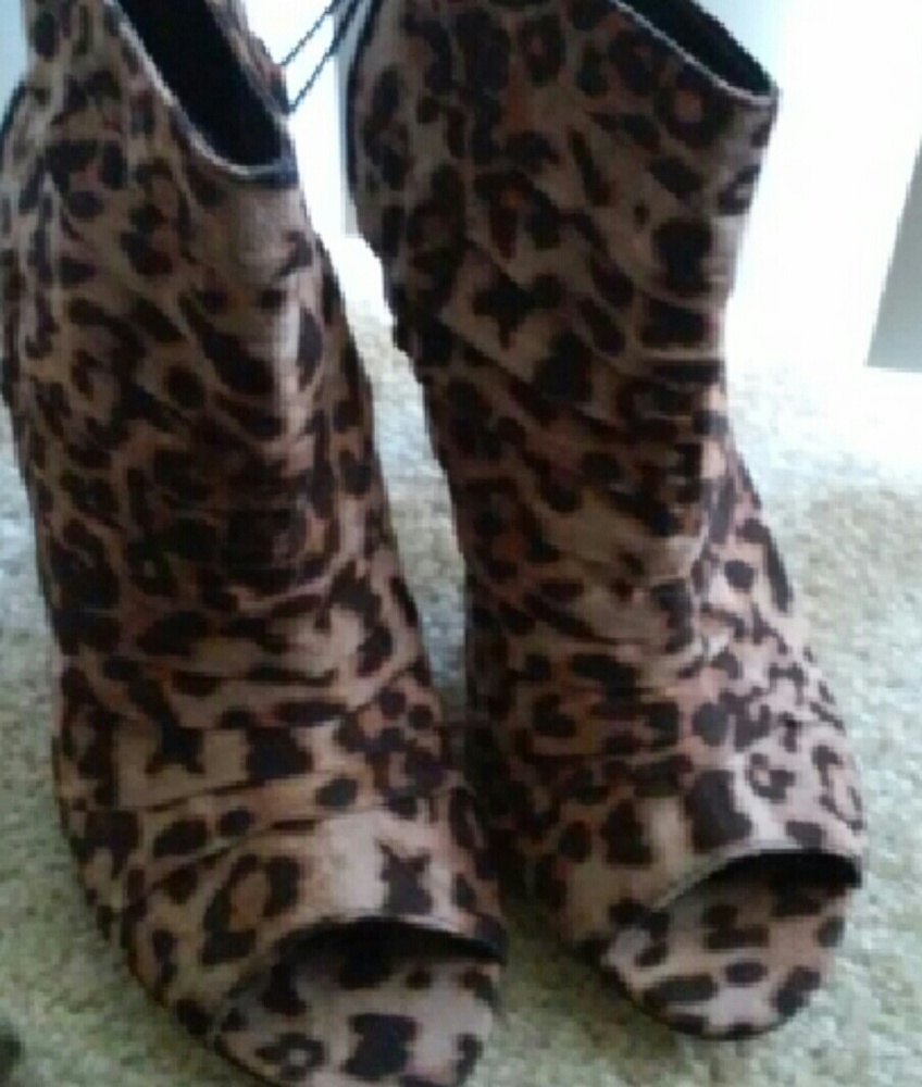 Leopard Booties, Sz 8.5 - Picture 1 of 3